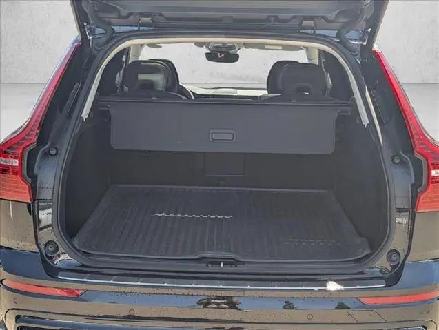 2024 Volvo XC60 B5 Core Dark Theme