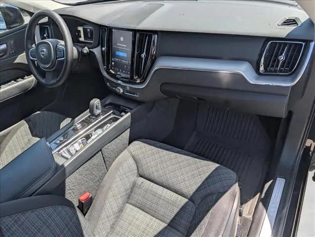 2024 Volvo XC60 B5 Core Dark Theme