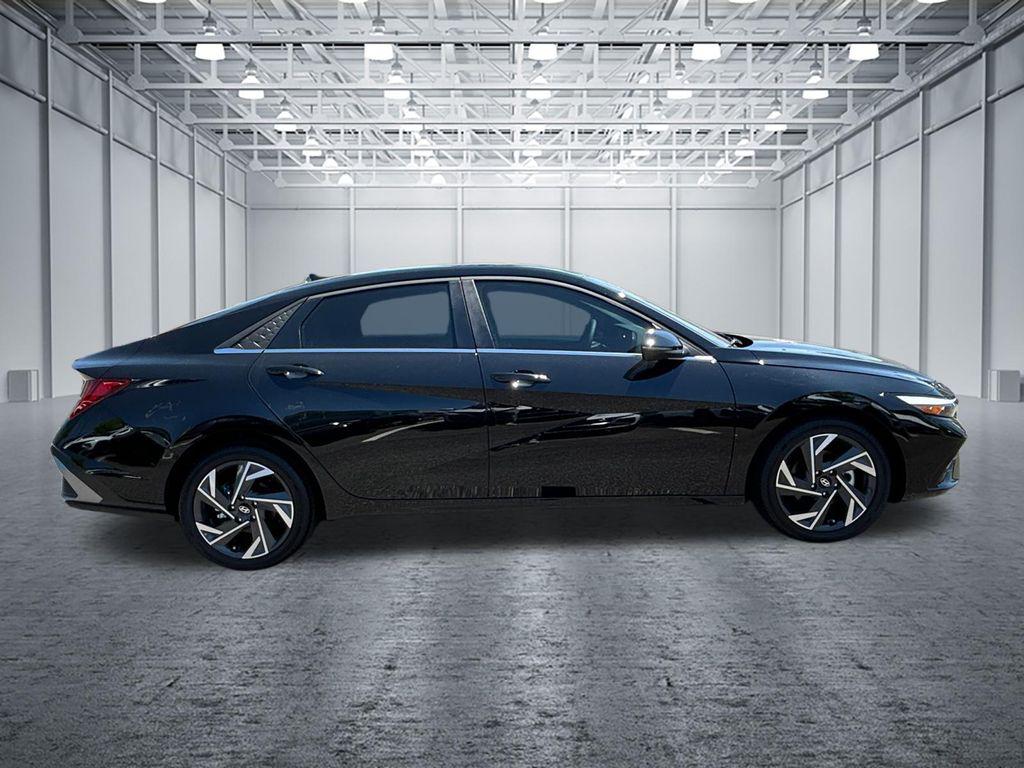 2025 Hyundai Elantra Limited - Photo 8