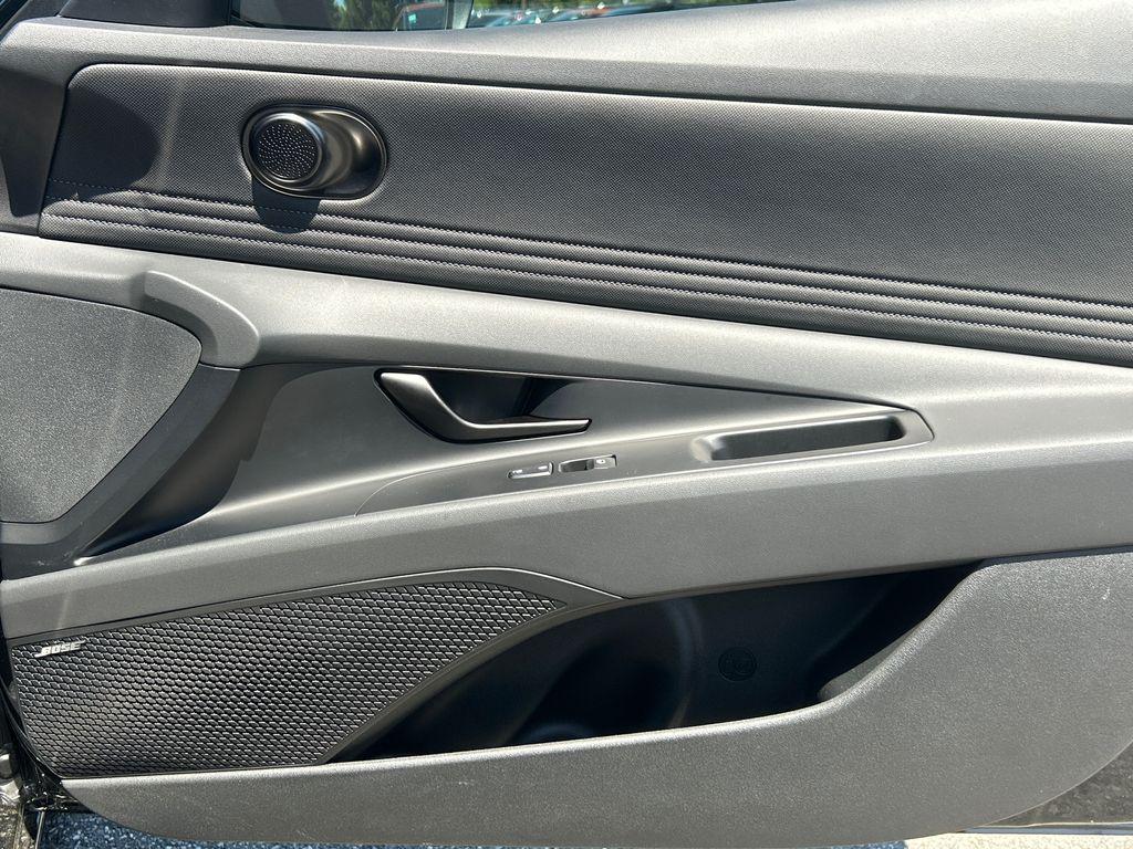 2025 Hyundai Elantra Limited - Photo 14