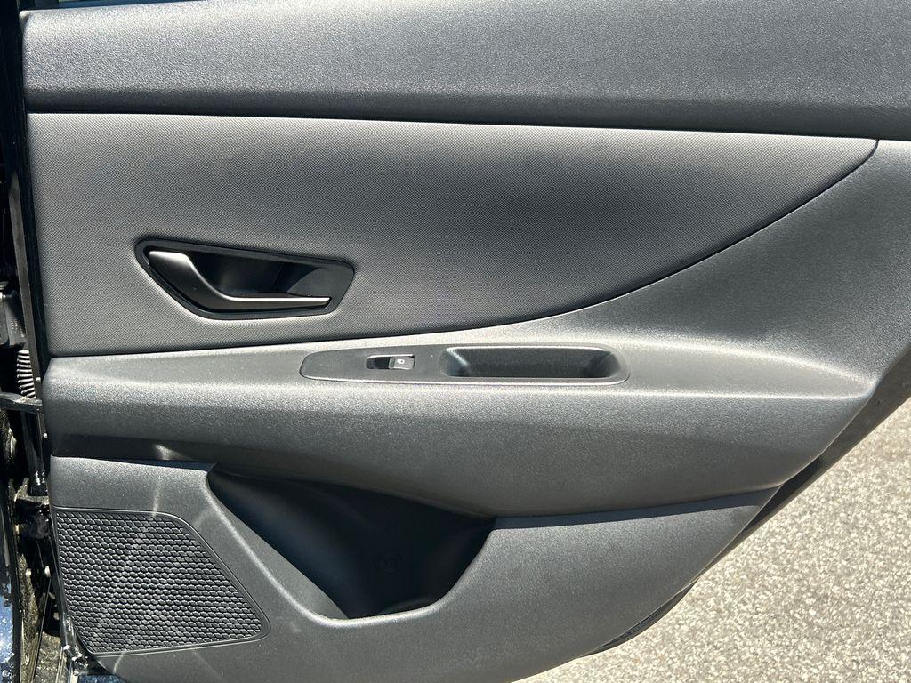 2025 Hyundai Elantra Limited - Photo 16