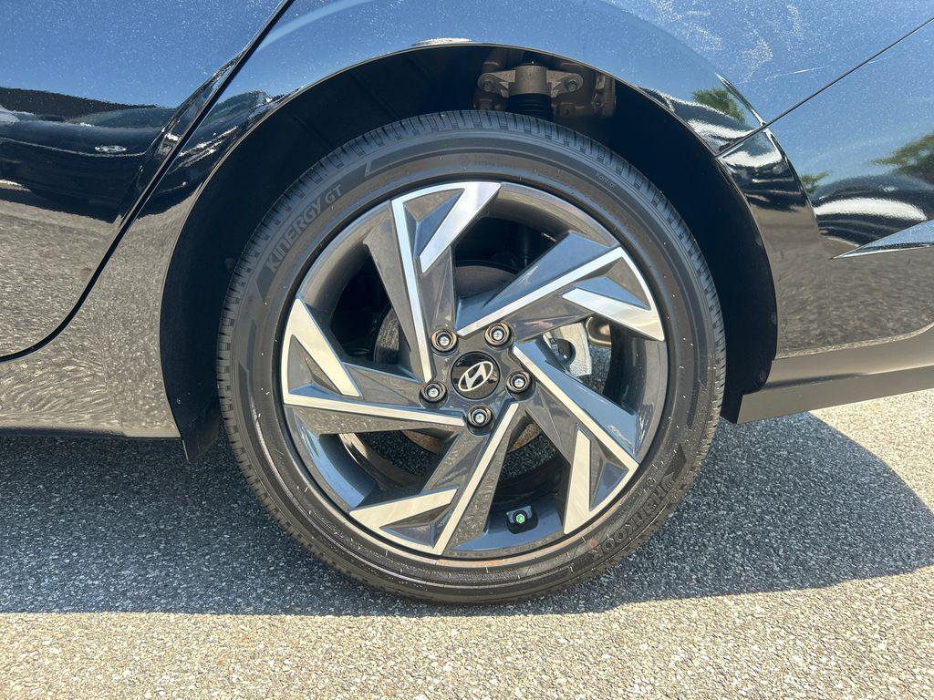 2025 Hyundai Elantra Limited - Photo 19