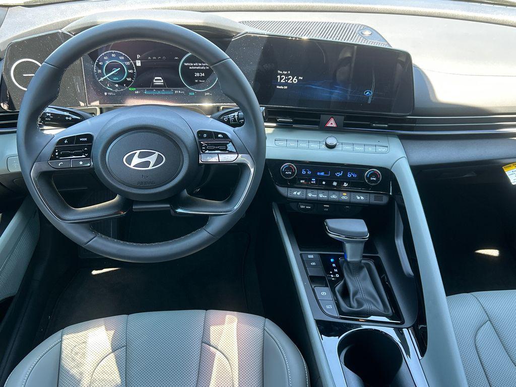 2025 Hyundai Elantra Limited - Photo 22
