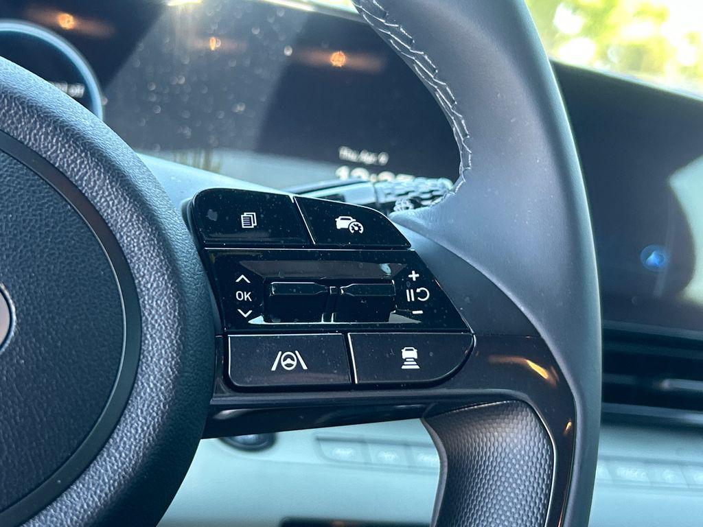 2025 Hyundai Elantra Limited - Photo 25
