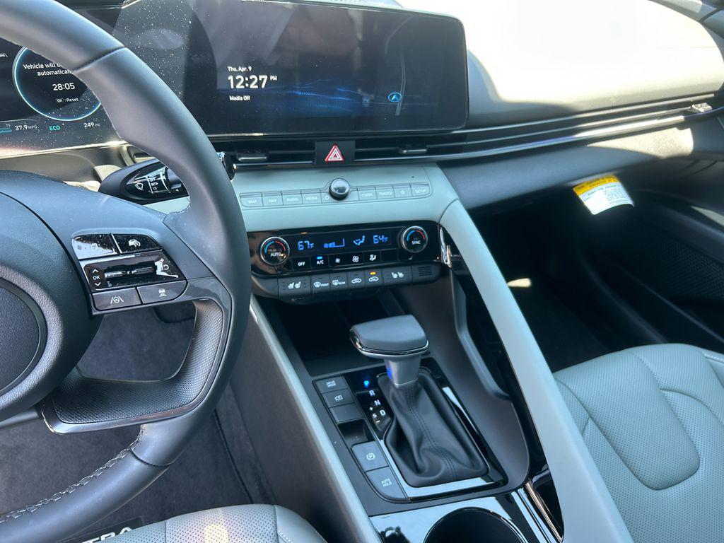 2025 Hyundai Elantra Limited - Photo 27