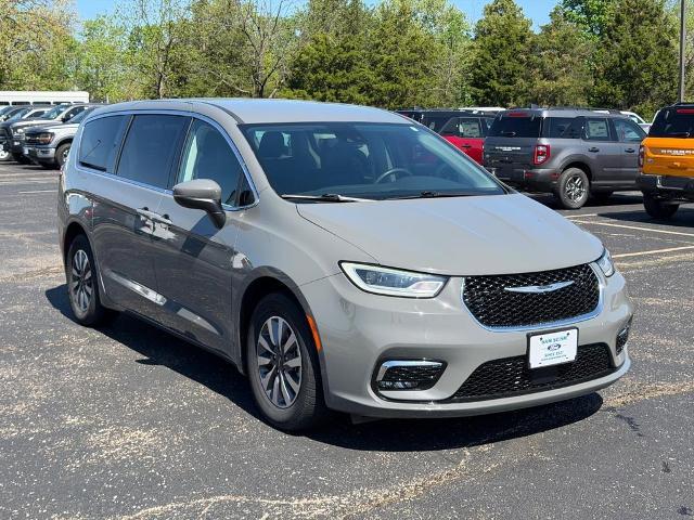 2023 Chrysler Pacifica Hybrid Touring L for sale in Farmington, MO