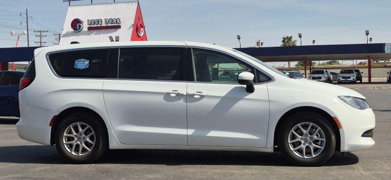 2023 Chrysler Voyager LX