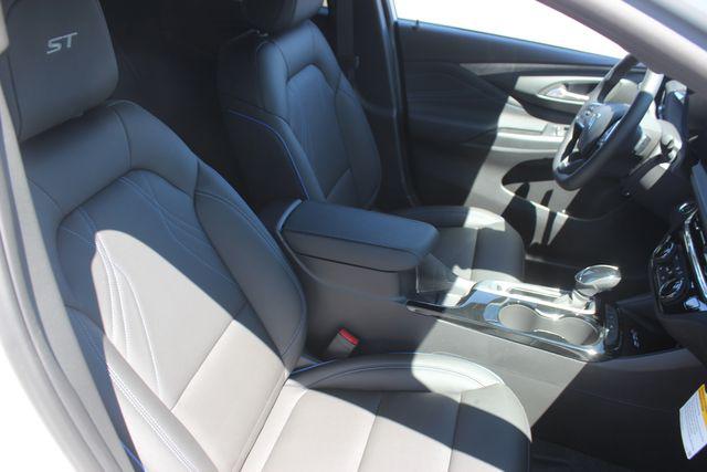 2026 Buick NV Sport Touring FWD