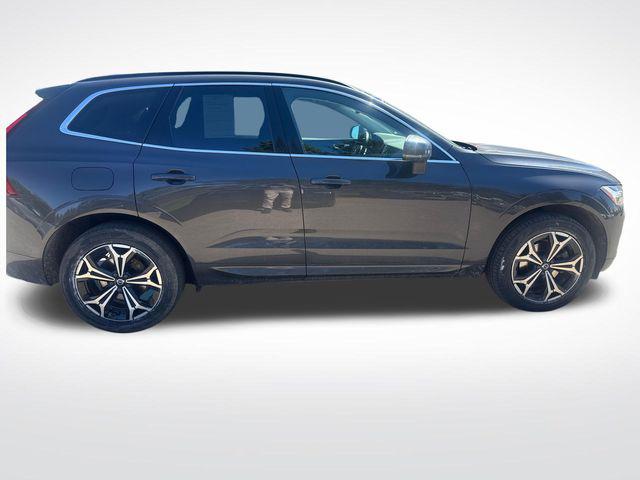 2022 Volvo XC60 B5 Momentum