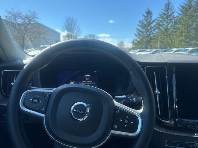 2022 Volvo XC60 B5 Momentum