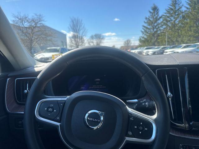 2022 Volvo XC60 B5 Momentum
