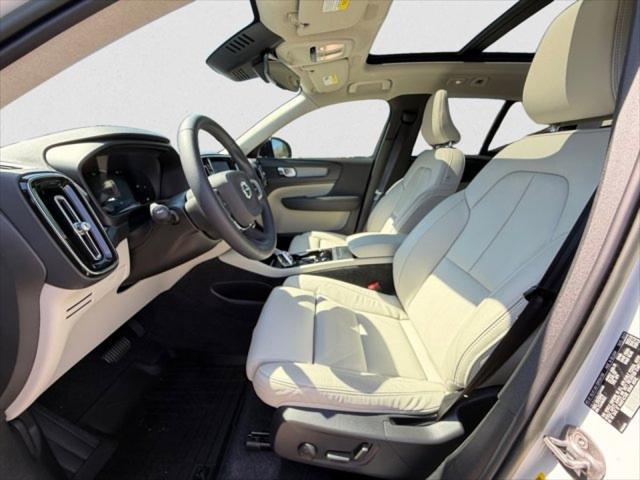 2023 Volvo XC40 B5 Plus Dark Theme