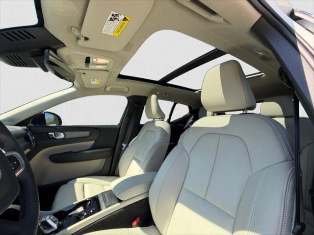 2023 Volvo XC40 B5 Plus Dark Theme