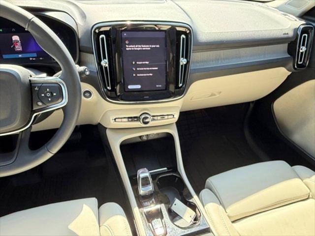 2023 Volvo XC40 B5 Plus Dark Theme