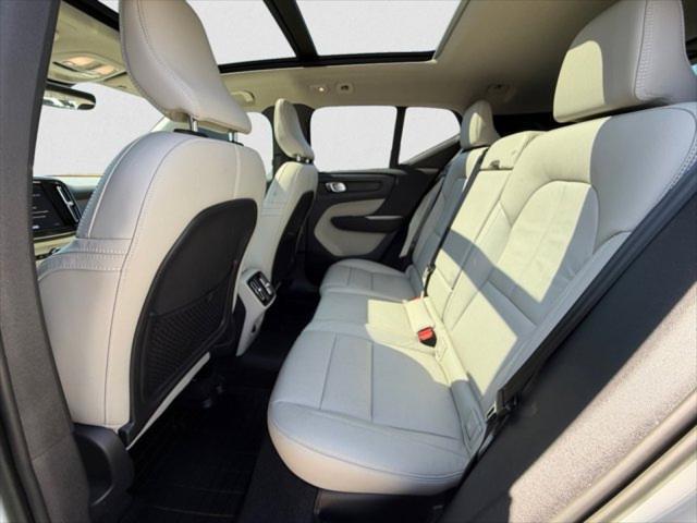 2023 Volvo XC40 B5 Plus Dark Theme