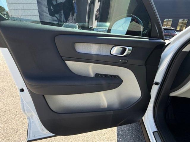 2023 Volvo XC40 B5 Plus Dark Theme