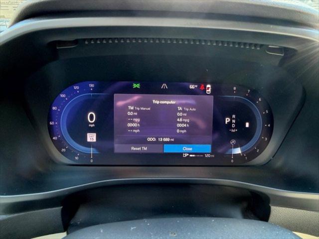 2023 Volvo XC40 B5 Plus Dark Theme