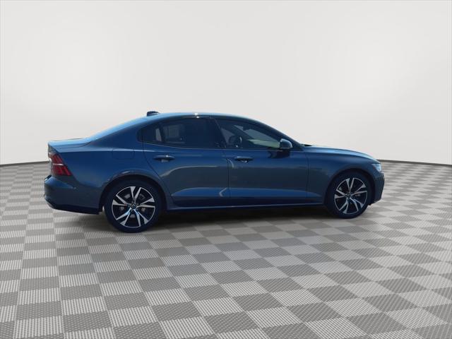 2023 Volvo S60 B5 Plus Dark Theme