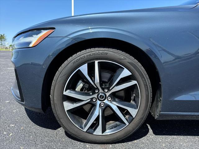 2023 Volvo S60 B5 Plus Dark Theme