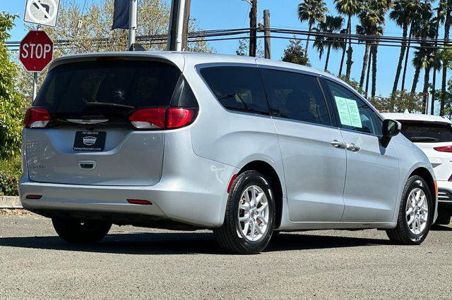 2022 Chrysler Voyager LX