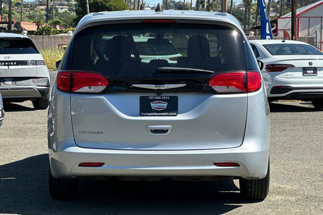 2022 Chrysler Voyager LX