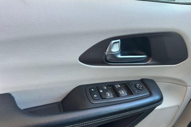 2022 Chrysler Voyager LX