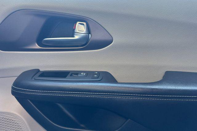 2022 Chrysler Voyager LX