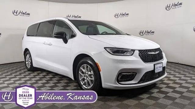 2025 Chrysler Pacifica Select for sale in Abilene, KS