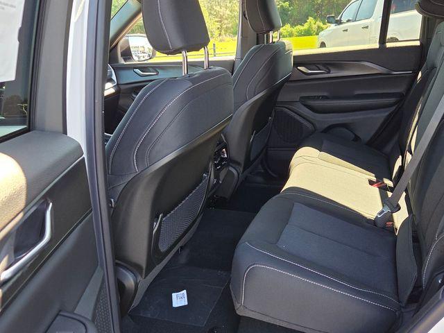 2026 Jeep Grand Cherokee Laredo 4x2