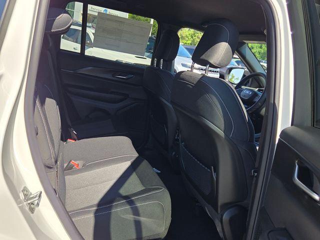 2026 Jeep Grand Cherokee Laredo 4x2