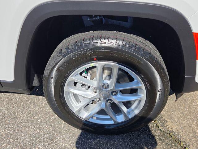 2026 Jeep Grand Cherokee Laredo 4x2
