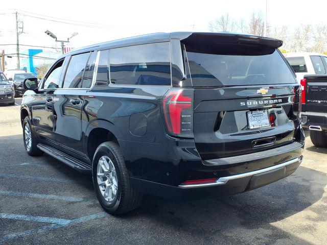 2025 Chevrolet Suburban 4WD LT