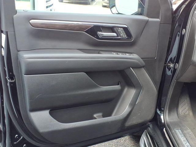 2025 Chevrolet Suburban 4WD LT