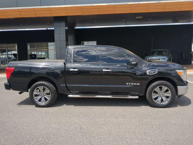 2017 Nissan TITAN SV