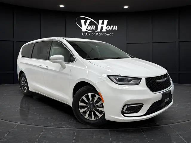 2022 Chrysler Pacifica Hybrid Touring L for sale in Manitowoc, WI