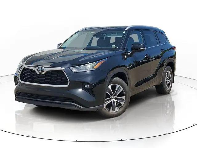 2022 Toyota Highlander XLE for sale in Lansing, MI