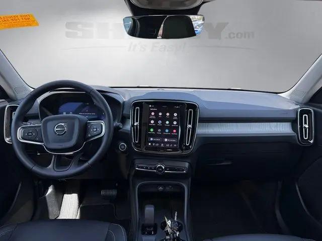 2026 Volvo XC40 Core, B5 AWD Gas (mild hybrid), Dark