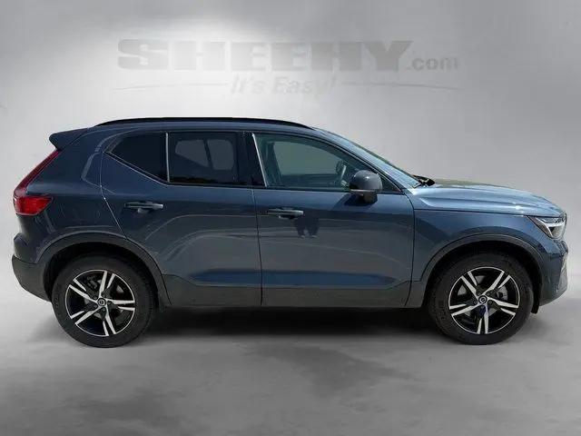 2026 Volvo XC40 Core, B5 AWD Gas (mild hybrid), Dark
