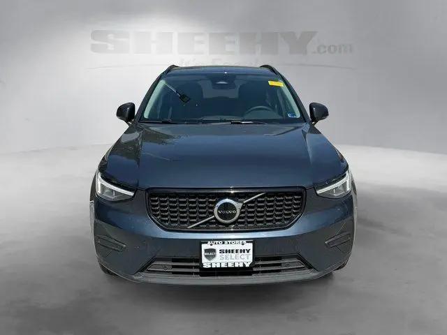 2026 Volvo XC40 Core, B5 AWD Gas (mild hybrid), Dark