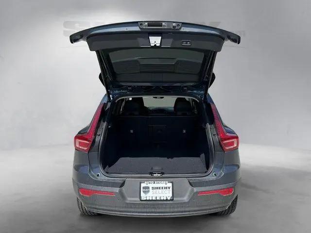 2026 Volvo XC40 Core, B5 AWD Gas (mild hybrid), Dark