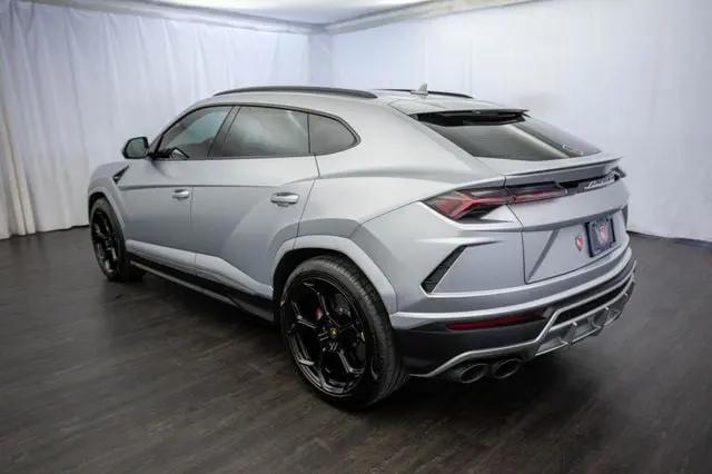 2022 Lamborghini Urus Graphite Capsule