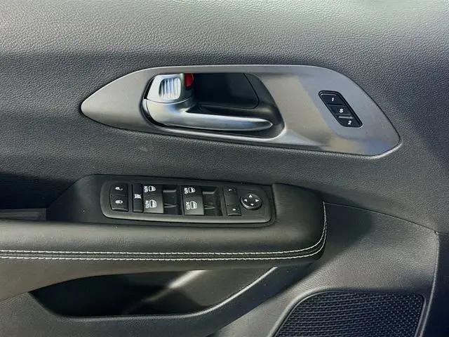 2026 Chrysler Pacifica Select AWD
