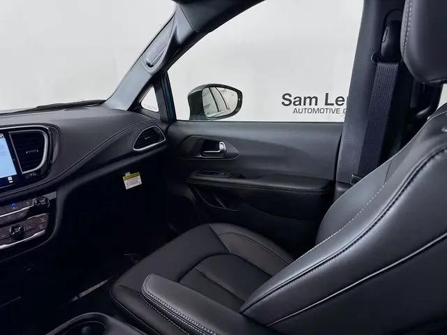 2026 Chrysler Pacifica Select AWD