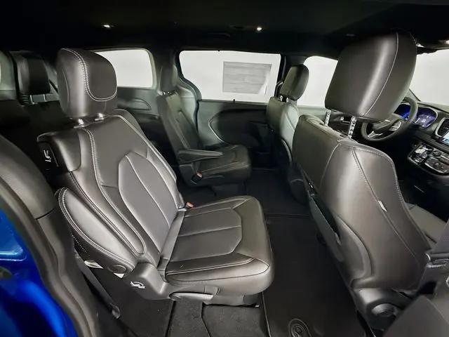 2026 Chrysler Pacifica Select AWD