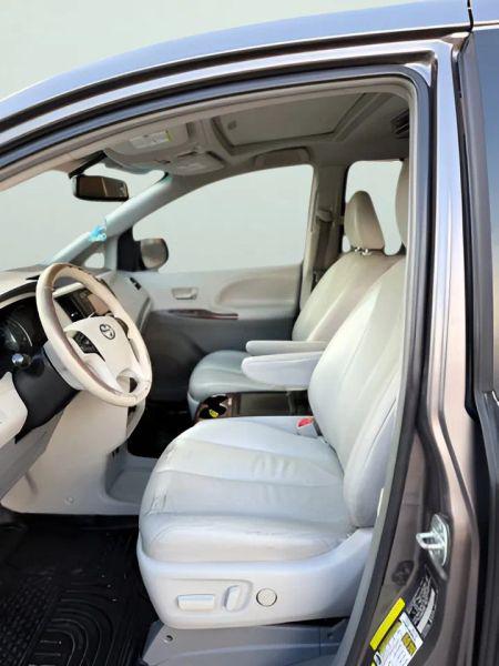 2014 Toyota Sienna XLE V6 8 Passenger