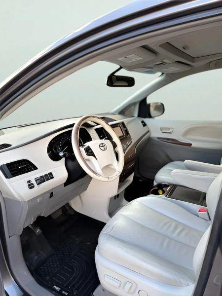 2014 Toyota Sienna XLE V6 8 Passenger