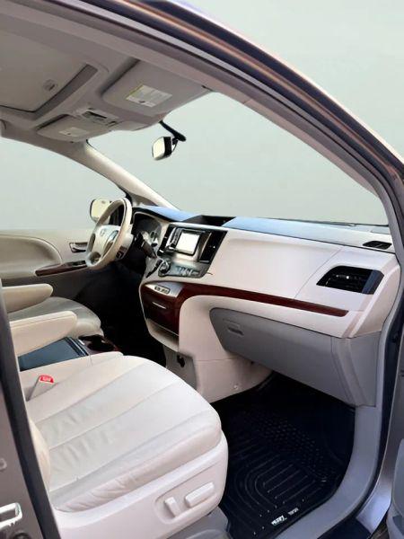 2014 Toyota Sienna XLE V6 8 Passenger