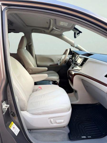2014 Toyota Sienna XLE V6 8 Passenger
