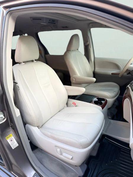 2014 Toyota Sienna XLE V6 8 Passenger