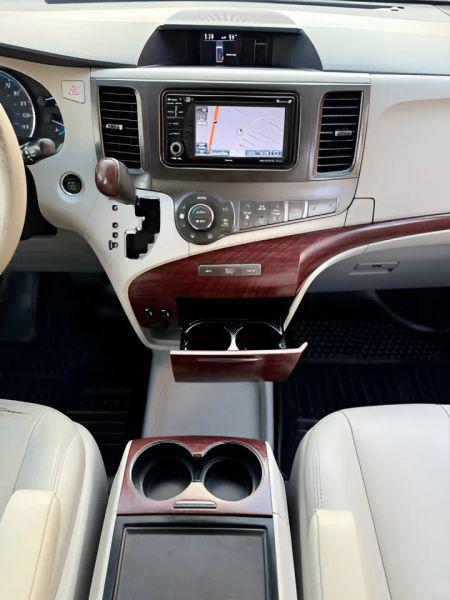 2014 Toyota Sienna XLE V6 8 Passenger